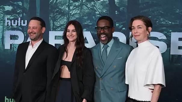 Dan Fogelman, Shailene Woodley, Sterling K. Brown und Julianne Nicholson bei der Premiere von „Paradise“ Staffel 2 im Paramount Theatre in Los Angeles (2026) - Foto: IMAGO / Starface Dan Fogelman, Shailene Woodley, Sterling K. Brown und Julianne Nicholson bei der Premiere von „Paradise“ Staffel 2 im Paramount Theatre in Los Angeles (2026) - Foto: IMAGO / Starface