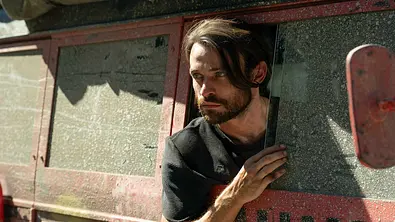 Link in einem Auto. Das Fenster ist teilweise geöffnet und er packt seinen Kopf, Oberkörper und Arm raus.  - Foto: Hulu / Disney+