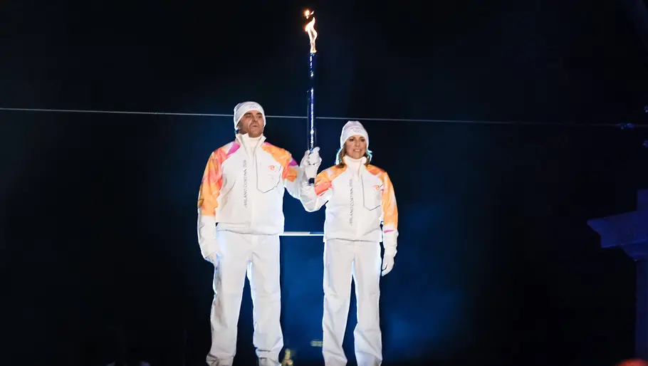 lberto Tomba, ein Alpiner Skirennläufer und Fackelträger, und Deborah Compagnoni, eine Alpine Skirennläuferin und Fackelträgerin, sind während der Entzündung des Olympischen Feuers zu sehen.