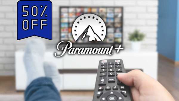 Mann sitzt vor einem Fernseher mit der Fernbedingung in der Hand, das Paramount+ Logo im Vordergrund - Foto: Paramount/Canva (TVM Montage)