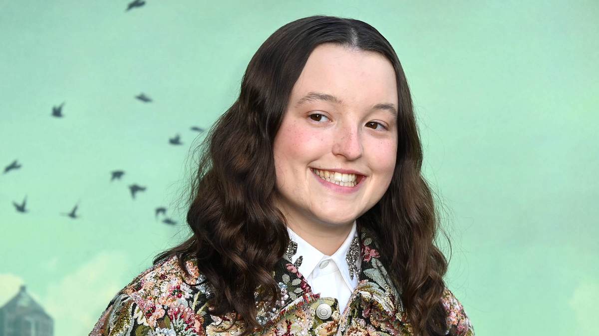 Bella Ramsey privat „The Last of Us“-Star Bella Ramsey alias „Ellie“ lächelt in die Kamera. Nach eigener Aussage verliebte sie sich während den Dreharbeiten zu Staffel 2.