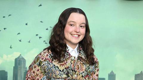 „The Last of Us“-Star Bella Ramsey alias „Ellie“ lächelt in die Kamera. Nach eigener Aussage verliebte sie sich während den Dreharbeiten zu Staffel 2. - Foto:  IMAGO / FAMOUS