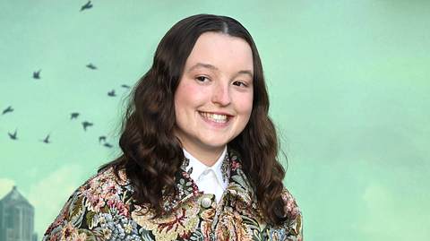 „The Last of Us“-Star Bella Ramsey alias „Ellie“ lächelt in die Kamera. Nach eigener Aussage verliebte sie sich während den Dreharbeiten zu Staffel 2. - Foto:  IMAGO / FAMOUS