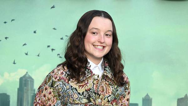 „The Last of Us“-Star Bella Ramsey alias „Ellie“ lächelt in die Kamera. Nach eigener Aussage verliebte sie sich während den Dreharbeiten zu Staffel 2. - Foto:  IMAGO / FAMOUS
