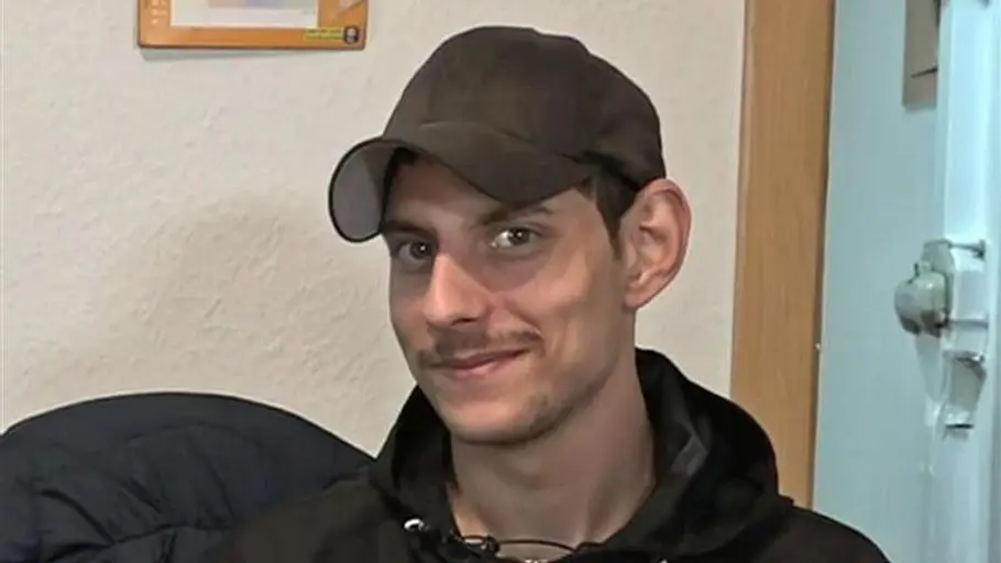 Pascal Pascal von „Hartz und Herzlich“ mit einer Schirmmütze.