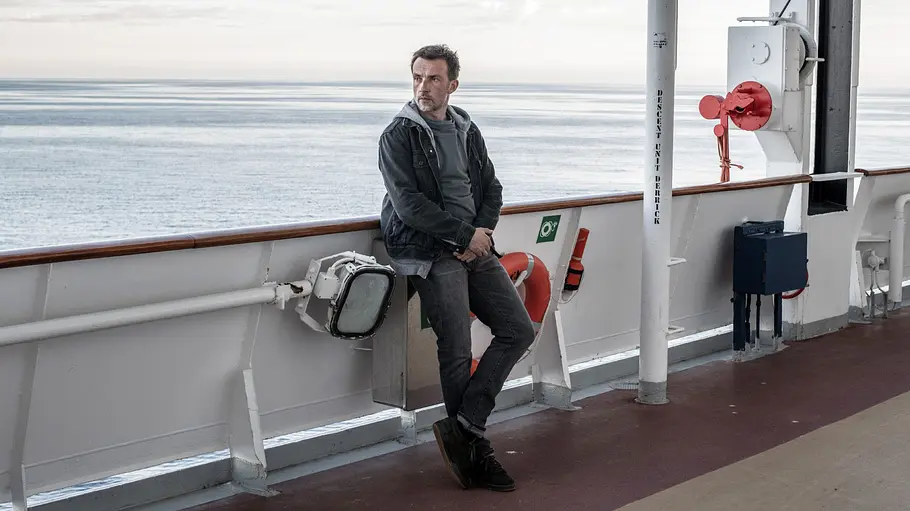 Martin Schwartz (Lucas Gregorowicz) Martin Schwartz (Lucas Gregorowicz) in „Passagier 23 – Verschwunden auf hoher See“.