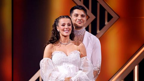 Alexandru und Patricija Ionel in weiß, beide lächeln glücklich. - Foto: IMAGO / Panama Pictures