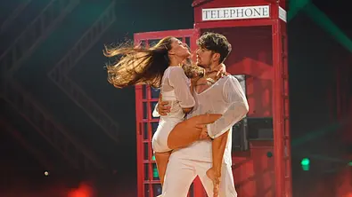 Frau und Mann tanzen sinnlich in weißen Outfits. - Foto: RTL / Stefan Gregorowius