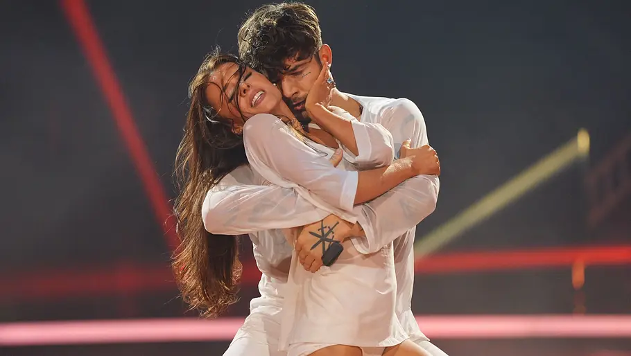 Patricija und Willi in Show 2 Patricija Ionel und Willi Banner performen eine leidenschaftliche Choreografie auf der „Let’s Dance“-Bühne; beide tragen weiße, halbtransparente Kostüme und stehen eng umschlungen.