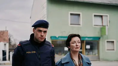 ACHT - Ein Landkrimi: Patrick Brandl (Thomas Prenn) und Marion Geyer (Regina Fritsch) gehen zusammen die Straße entlang. - Foto: ZDF/VRATNY ACHT - Ein Landkrimi: Patrick Brandl (Thomas Prenn) und Marion Geyer (Regina Fritsch) gehen zusammen die Straße entlang. - Foto: ZDF/VRATNY