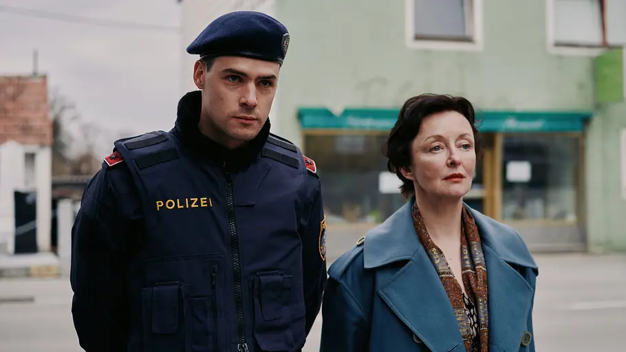 Patrick Brandl (Thomas Prenn, l.) und Marion Geyer (Regina Fritsch, r.) ermitteln in einem Mordfall. ACHT - Ein Landkrimi: Patrick Brandl (Thomas Prenn) und Marion Geyer (Regina Fritsch) gehen zusammen die Straße entlang.