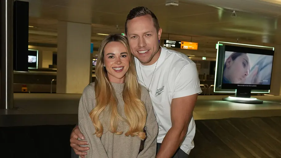 Patrick Romer und Annelie Henze: Es wird ernst Patrick Romer und Annelie Henze posieren am Flughafen