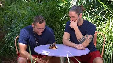 Patrick Romer und Gil Ofarim betrachten während einer Dschungelcamp-Prüfung einen Teller mit Eke-Speise.l - Foto: RTL