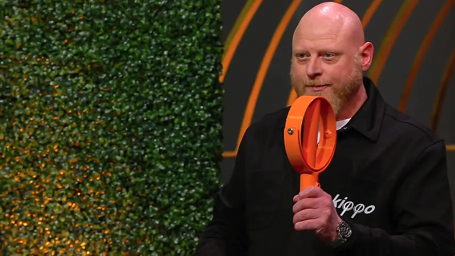 Patrick Waligorski weiß, dass es für Kippo einen großen Markt gibt. Patrick Waligorski hält einen Kippo-Aufsatz in der Hand. Neben ihm steht eine grüne Pflanzenwand.