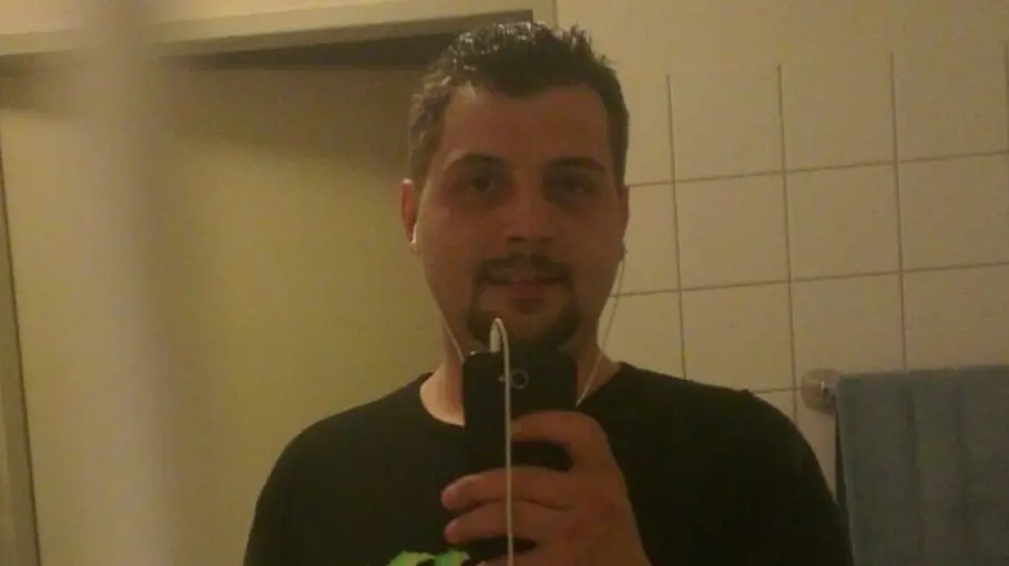 Patrick Wollny nimmt ein Bild vor einem Spiegel auf.