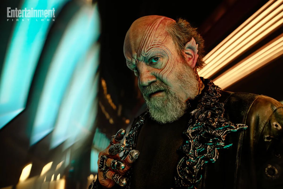 Paul Giamatti mit Alien-Make-up und detailreicher Kleidung in „Starfleet Academy“.