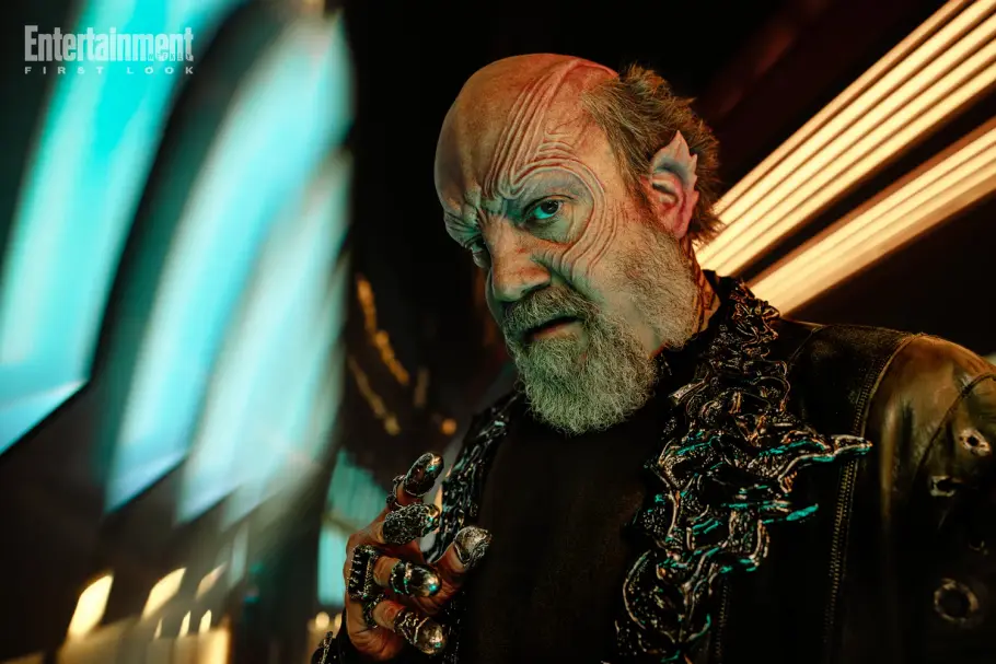 Paul Giamatti mit Alien-Make-up und detailreicher Kleidung in „Starfleet Academy“. Paul Giamatti mit Alien-Make-up und detailreicher Kleidung in „Starfleet Academy“.