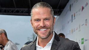 Paul Janke hat offiziell keine Freundin, überraschte nun aber mit einem Hochzeitsfoto. Es geht um seine Familie - Foto: Tristar Media/Getty Images