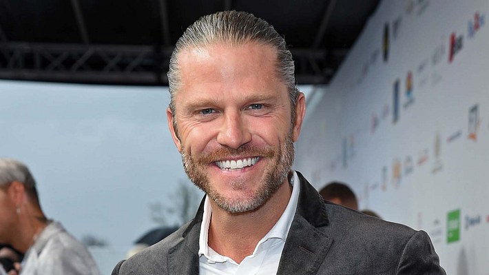 Paul Janke hat offiziell keine Freundin, überraschte nun aber mit einem Hochzeitsfoto. Es geht um seine Familie - Foto: Tristar Media/Getty Images