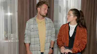 Kate und Paul schauen sich ernst an. - Foto: RTL / Rolf Baumgartner Kate und Paul schauen sich ernst an. - Foto: RTL / Rolf Baumgartner