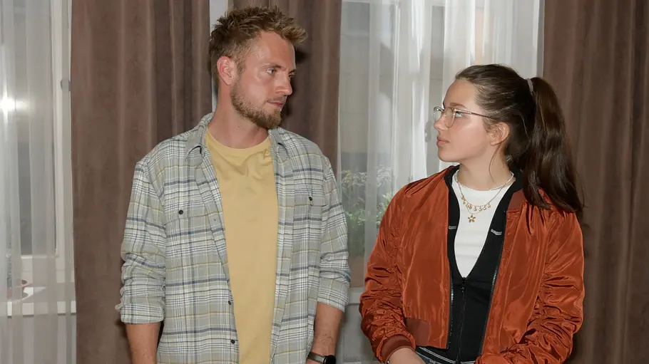 Kate wird nach Singapur zu ihrer Mutter fliegen. Kate und Paul schauen sich ernst an.