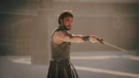 Paul Mescal als Gladiator in Arena - Foto: xParamountxPicturesx