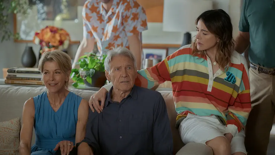Paul und Julie sind auch in Staffel 4 noch Teil der Geschichte. Julie, Paul und Liz sitzen auf dem Sofa.