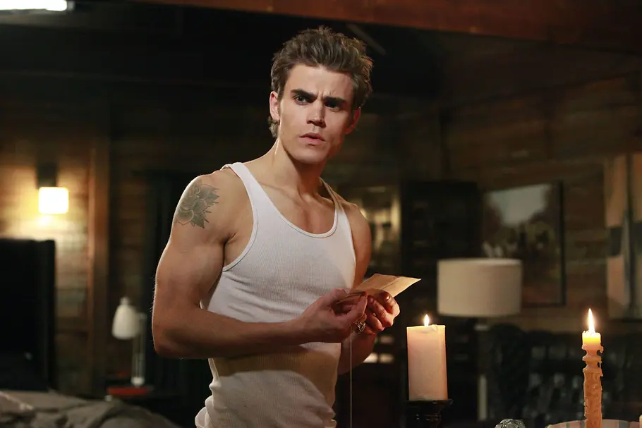 Paul Wesley als Stefan Salvatore in „Vampire Diaries“: Im engen Muskelshirt zeigt er seinen nachdenklichen Blick – und sein auffälliges Blumen-Tattoo am Oberarm.