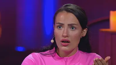 Paulina Ijubas schaut mit fassungslosem Gesicht und einer klaren Handbewegung in die Kamera. - Foto: RTL