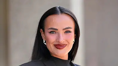 Paulina Ljubas trägt offene Haare und dunklen Lippenstift. Sie lächelt direkt in die Kamera. - Foto: IMAGO / Gartner