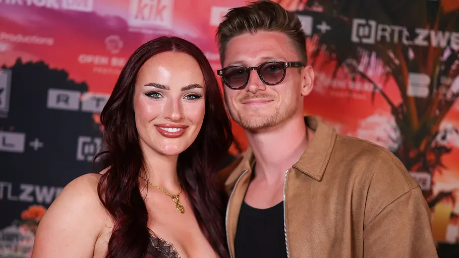 Paulina und Tommy stehen vor einer Fotowand mit RTLZWEI- und TikTok-Logos. Tommy trägt eine Sonnenbrille, Paulina lächelt in die Kamera.