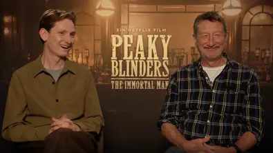 Tom Harper und Steven Knight bei einem Interview. Beide lächeln. - Foto: Netflix