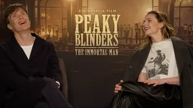 Cillian Murphy und Rebecca Ferguson lachen - Foto: Netflix