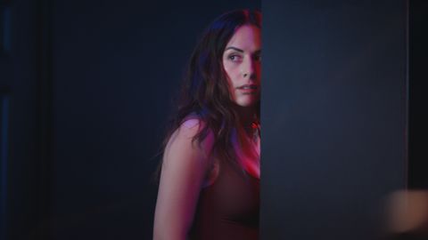 Helena schaut hinter sich - Foto: Netflix