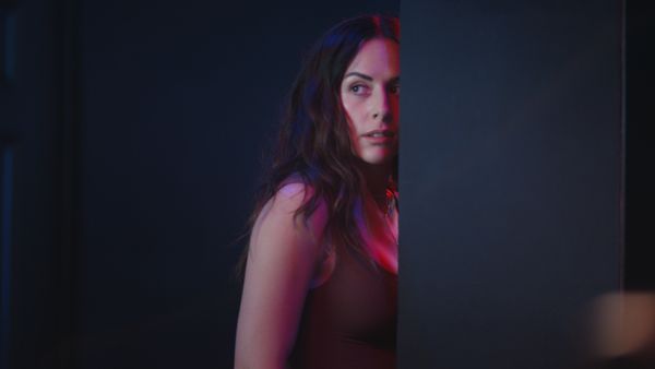 Helena schaut hinter sich - Foto: Netflix