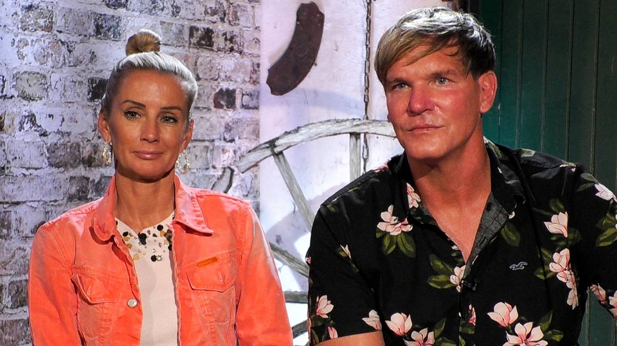 Peggy und Steff schauen kritisch in die Kamera
