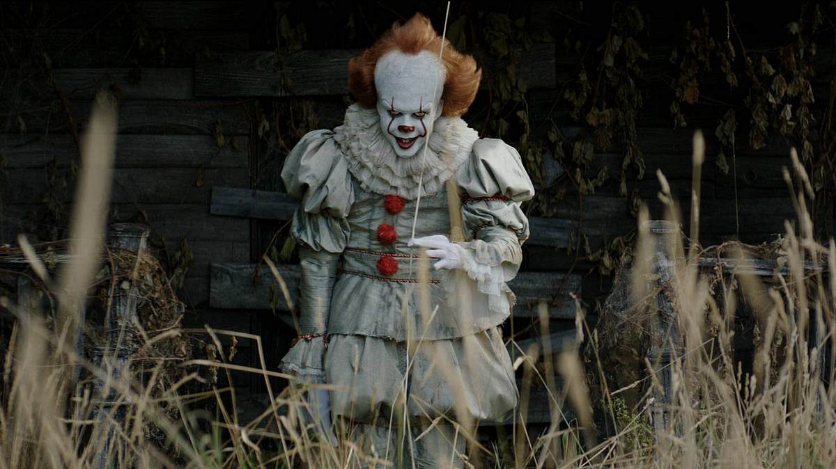 Pennywise Bill Skarsgård als Clown Pennywise im Horrorfilm Es.