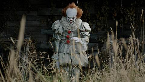 Bill Skarsgård als Clown Pennywise im Horrorfilm Es. - Foto:  IMAGO / Cinema Publishers Collection