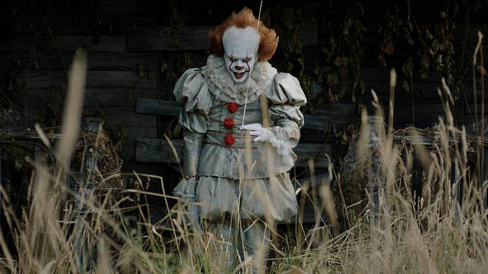Bill Skarsgård als Clown Pennywise im Horrorfilm Es. - Foto:  IMAGO / Cinema Publishers Collection