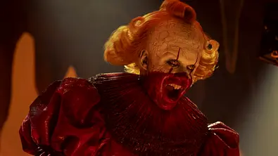 Pennywise mit offenem Mund und Blut in seinem Gesicht. - Foto: Brooke Palmer/HBO