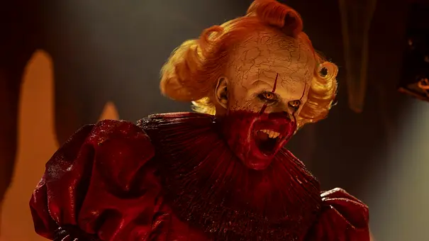 Pennywise mit offenem Mund und Blut in seinem Gesicht. - Foto: Brooke Palmer/HBO Pennywise mit offenem Mund und Blut in seinem Gesicht. - Foto: Brooke Palmer/HBO