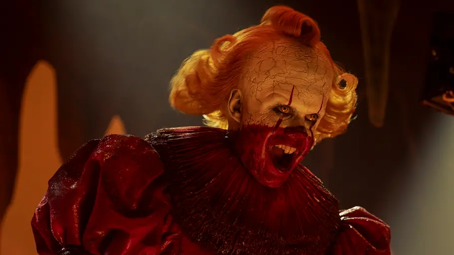 Pennywise macht im Finale einen kleinen Ausflug mit den Kindern von Derry. Pennywise mit offenem Mund und Blut in seinem Gesicht.