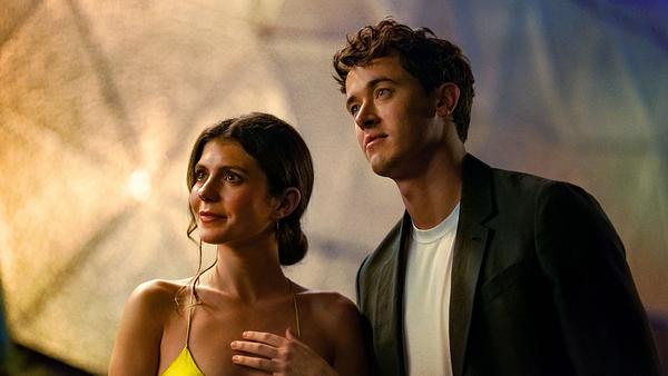 Emily Bader als Poppy und Tom Blyth als Alex in „People We Meet on Vacation“. - Foto: Daniel Escale/Netflix © 2025