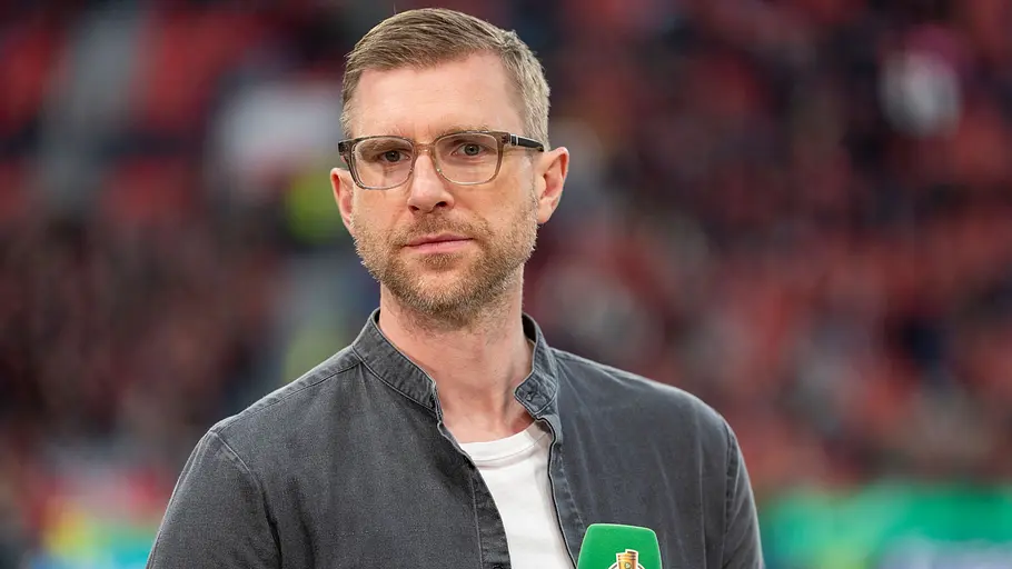 Per Mertesacker ist wieder Experte im ZDF: Per Mertesacker mit Mikro in der Hand.