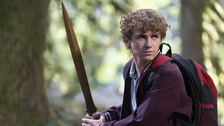 Percy Jackson Staffel 3 Percy Jackson in der Disney+ Serie hält ein Schwert in der Hand und einen Rucksack auf dem Rücken