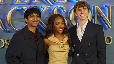 Aryan Simhadri, Leah Jeffries und Walker Scobell auf dem Red Carpet bei der Premiere von „Percy Jackson“ - Foto: IMAGO / PsnewZ