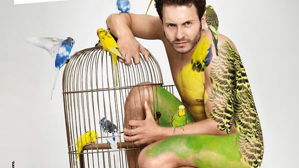 Lustig - das ist der Hintergrund dieser Aktion nicht. Weigert möchte so gemeinsam mit PETA auf das Leid vieler, vieler Käfigvögel aufmerksam machen. Denn eines sind ihre Lebensräume sehr oft nicht: artgerecht. - Foto: PETA
