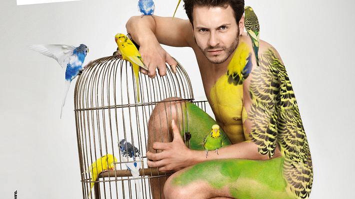 Lustig - das ist der Hintergrund dieser Aktion nicht. Weigert möchte so gemeinsam mit PETA auf das Leid vieler, vieler Käfigvögel aufmerksam machen. Denn eines sind ihre Lebensräume sehr oft nicht: artgerecht. - Foto: PETA