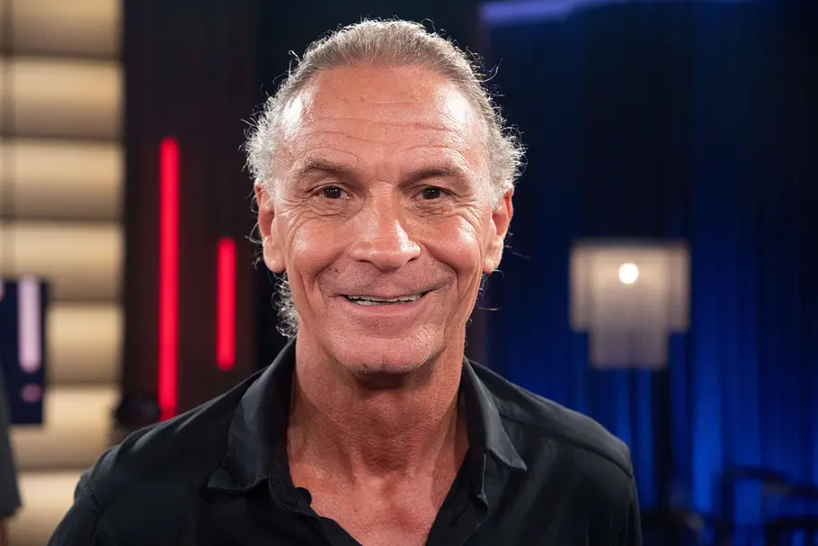 Peter BRINGS, Musiker, Saenger, Portraet, Porträt, Portrait, Angeschnittenes Einzelbild, Einzelmotiv, in der Sendung ,,Koelner Treff,, im WDR Fernsehen