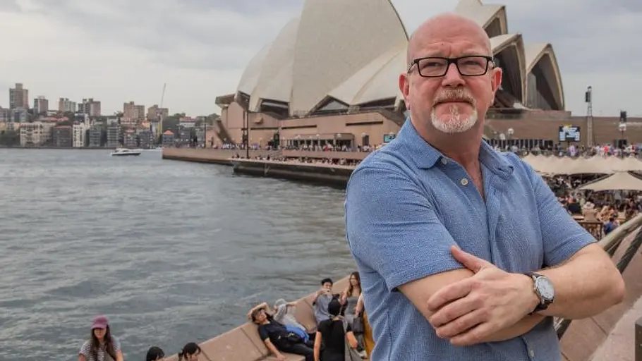 Peter Giebel kann auch an der Nase herumgeführt werden. Peter Giebel vor der Sydney Opera House.